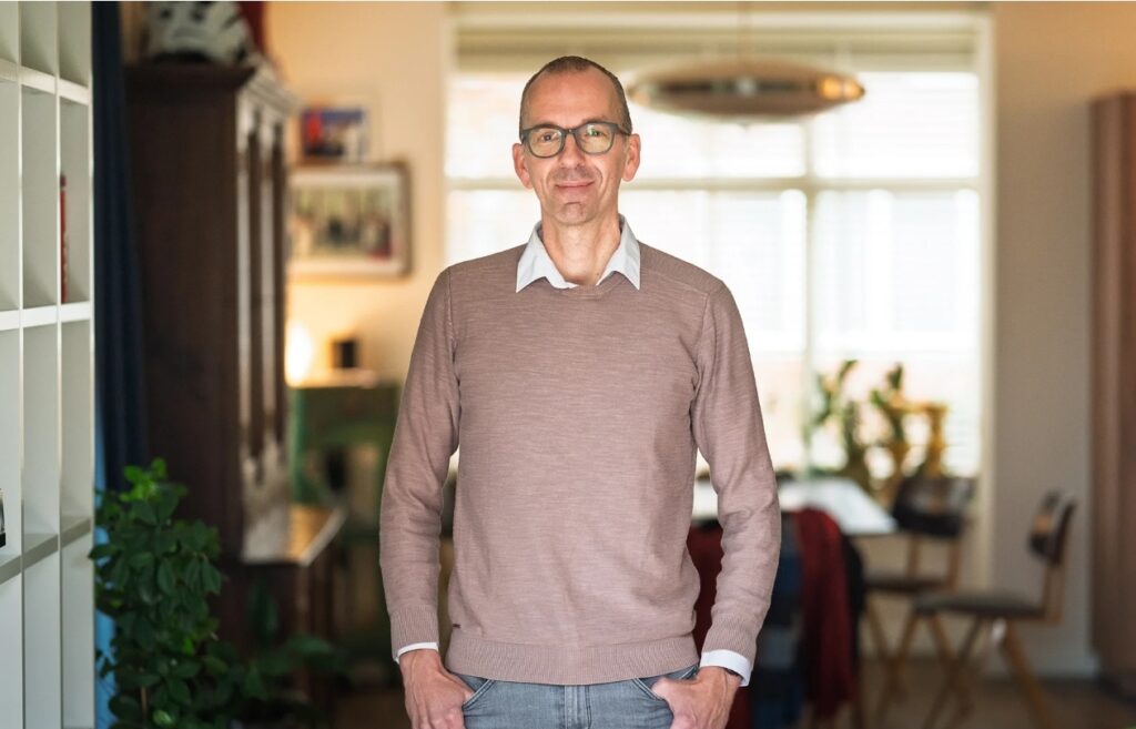 Lijstrekker van GroenLinks-PvdA Druten, gefotografeerd in zijn woonkamer in zijn. woonplaats Afferden