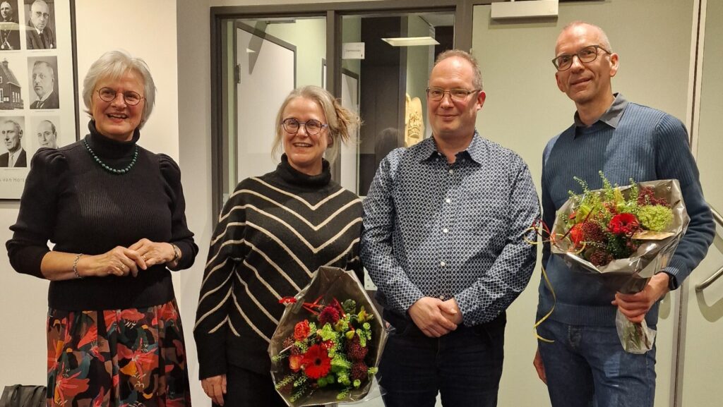 op de foto, van links naar rechts, raadslid Dini Uitdehaag, kandidaat Anita Dingemans, raadslid Jeroen Mooren, lijstrekker Eric Moerenhout. Anita en Jeroen hebben beiden een bos bloemen vast